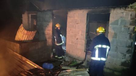 El Cuerpo de Bomberos llegó al lugar del incendio para apagar el fuego.