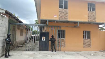 Policía Militar en los fuertes allanamientos en las colonias Río de Piedra, Montefresco y la Moderna de San Pedro Sula.