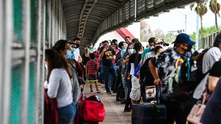 Mujeres que cruzan la frontera terrestre entre México y EEUU denuncian abusos de los agentes fronterizos estadounidenses.