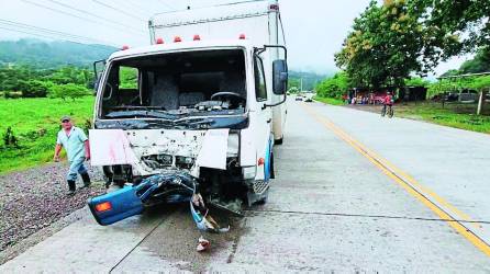 La motocicleta de los jóvenes quedó destruida.