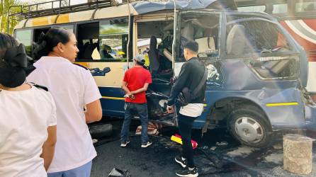 El impacto provocó que unos cuerpos se salieran por las ventanas y otros quedaran atrapados en el amasijo de metal de la unidad de transporte pequeño.