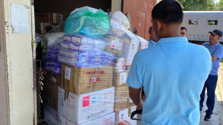 Medicamentos e insumos enviados desde varias regiones del país y hospitales, están llegando al centro de acopio en La Ceiba.