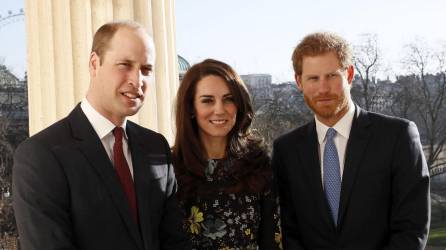 El Príncipe William junto a su esposa Kate y su hermano menor Harry, en una foto de archivo.