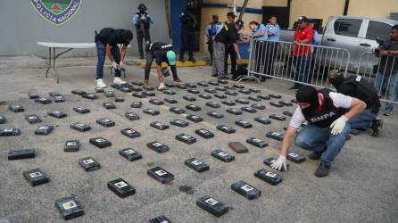 Momento en el que agentes Antidroga inspeccionan el camión blanco con placas HAE6170.