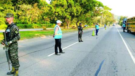 Inspectores del IHTT en operativos bulevar hacia Puerto Cortés.