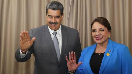 Fotografía muestra a la presidenta de Honduras, Xiomara Castro y al mandatario venezolano, Nicolás Maduro, durante una reunión en Cuba, en septiembre de este año. Ambos gobernantes volvieron a coincidir durante la cumbre sobre migración desarrollada el fin de semana en México.