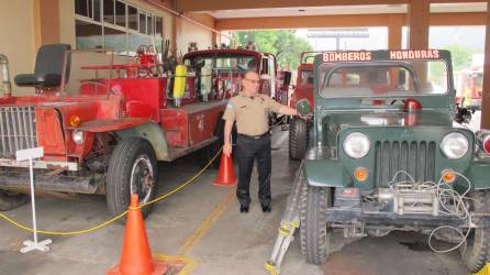 El teniente coronel, Daniel Rivera López en la estación de bombero.