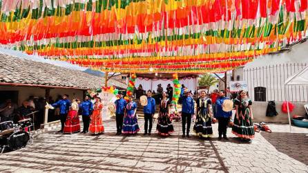 Con un festejo que resalta costumbres y tradiciones celebra su feria patronal, en honor a San Roque, la comunidad del municipio de Santa Fe, Ocotepeque, en el occidente de Honduras.