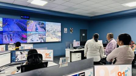 Personal que labora en las oficinas regionales del Sistema Nacional de Emergencias verifica funcionamiento de cámaras de seguridad en Copán, occidente de Honduras.