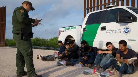 Los traficantes de migrantes utilizan drones para vigilar a los agentes fronterizos en EEUU.
