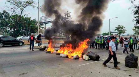 <b><span class=mln_uppercase_mln>Acción.</span></b> El personal operativo protestó con quema de llantas.