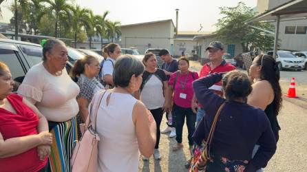 Los empleados llegaron a las instalaciones del hospital y la mayoría son personas que trabajaron durante la pandemia y hasta perdieron familiares por el contagio denunciaron.