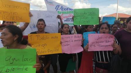 Un grupo de pobladores del municipio de San Marcos, Santa Bárbara, salió a protestar luego de la captura del alcalde Pedro Armando Aguilar.