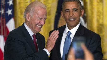 Normalmente pocos se fijan siquiera en su corbata, pero el pasado viernes, el atuendo del presidente estadounidense, Joe Biden, hizo las delicias de los usuarios de Twitter, donde el color de su traje se convirtió en uno de los temas destacados en Estados Unidos. Fotos: AFP / EFE