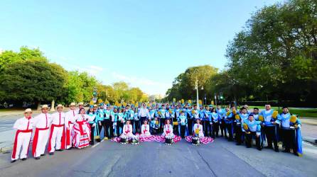 La Banda del instituto José Trinidad Reyes y la Corporación Folklórica Usula previo a su presentación en Valencia, España.