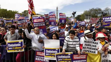Cientos de migrantes exigen a Biden cumplir su promesa de campaña y aprobar una reforma migratoria para legalizar a millones.