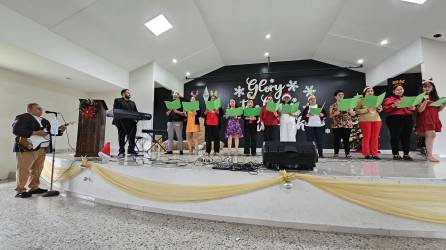 En un emotivo cierre de año escolar, los estudiantes de los diferentes grados académicos del Instituto San Vicente de Paúl celebraron su villa navideña, con la cual también festejan la magia y alegría de la Navidad. En este espectacular evento, los popurrís navideños predominaron de principio a fin para deleite de los padres de familia, docentes y alumnos presentes.