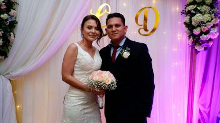 <b><span class=mln_uppercase_mln>casados.</span></b> Dunia Pérez y German Gutiérrez se casaron luego de 10 años de relación. <i>FOTOS: FRANKLIN MUÑOZ</i>