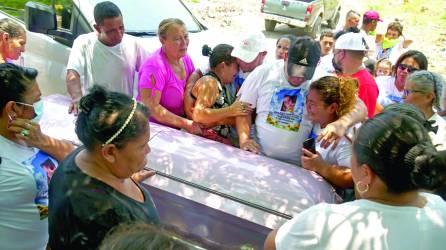 Parientes y amigos dieron ayer el último adiós a Obdulia Molina Rivera.
