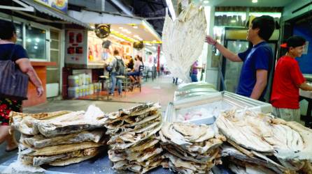 <b>La libra de pescado seco es ofrecida por L150 y L140 en los mercados. Foto: José Cantarero.</b>