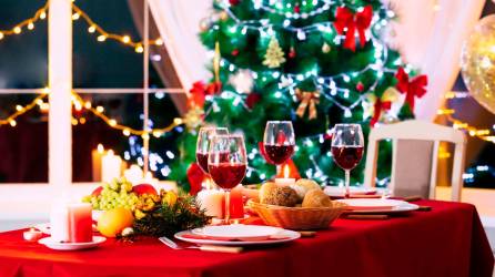 TRADICIONAL. Una idea sencilla pero muy bonita. Coloca sobre la mesa un mantel rojo, añade unas copas de vino, velas, canastas con pan y algunas frutas.