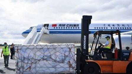 El primer lote de vacunas llegó en un vuelo de Air China a Managua.