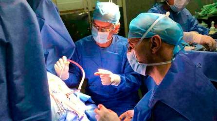 <b><span class=mln_uppercase_mln>Acción.</span></b> Médicos especialistas realizan una cirugía.