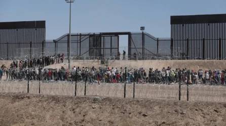 La oposición republicana responsabiliza al secretario de Seguridad de EEUU de la oleada de migrantes que provocó una crisis en la frontera sur de EEUU.