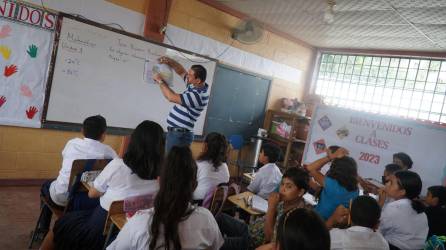 Un maestro durante una clase en una escuela de Chamelecón.