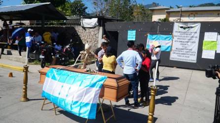 Empleados del Ministerio Público frente a la morgue de San Pedro Sula.