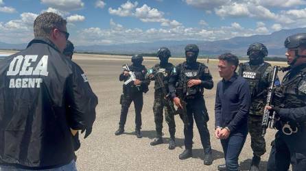 Jorge Luis Aguilar es resguardado por agentes de la DEA y de la Fuerza Aérea Hondureña.