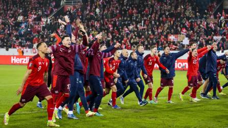 La plantilla de Suiza festejó la clasificación al Mundial junto a sus aficionados.