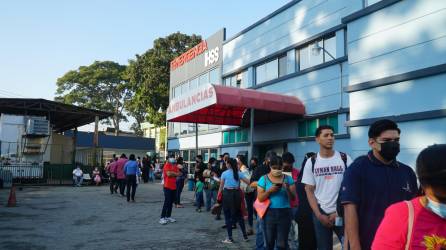 Hondureños esperan frente a la sala de Emergencias del hospital regional del IHSS.