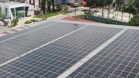 La instalación de un sistema de energía solar en techo, ubicado en las plantas de producción de Cervecería Hondureña en San Pedro Sula, es el proyecto de este tipo más grande de Latinoamérica.
