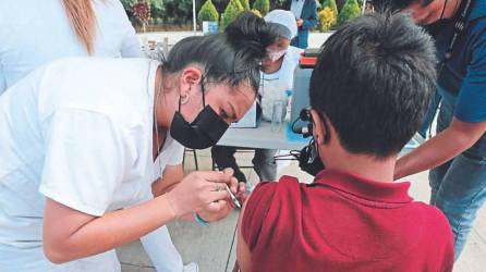 Imagen de referencia | Enfermera aplica vacuna a un niño.