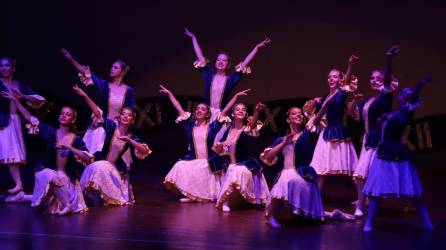 Las jovencitas engalanaron el escenario con sus increíbles coreografías