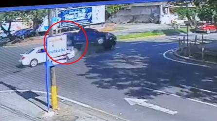Video: Pick up es impactado por un taxi y queda con las llantas hacia arriba en San Pedro Sula