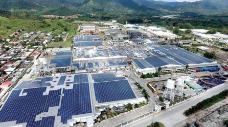 La maquila ha hecho fuertes inversiones en paneles solares, en la imagen se muestra un parque industrial de Choloma.