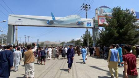 El ejército estadounidense 'aseguró' este lunes el aeropuerto de Kabul, donde se reunió al personal de su embajada en espera de ser evacuado, anunció el Departamento de Estado.