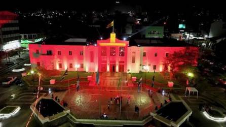 Hermosa panorámica del Palacio Municipal iluminado con el color de la bandera de la República Popular de China minutos después de firmada la carta de intenciones entre las ciudades de San Pedro Sula y Changsha.