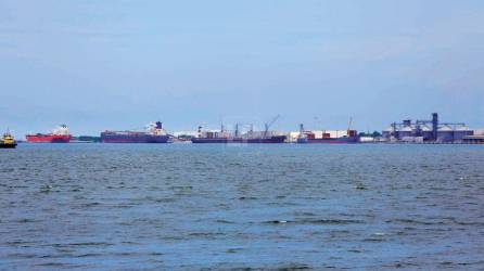 Este grupo de barcos esperaba en bahía para atracar en la terminal administrada por Logra-TEH.