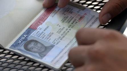 Pasaporte hondureño con visa estadounidense aprobada | Fotografía de archivo