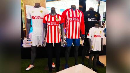 El Club Deportivo Olimpia presentó su nueva indumentaria que estará disponible en las tiendas Sportline a nivel nacional.