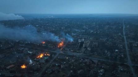 Esta captura de video muestra una vista aérea de los enfrentamientos y destrucciones en la ciudad de Bakhmut, Ucrania, el 26 de febrero de 2023.