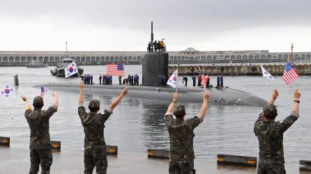 Militares surcoreanos dan la bienvenida al USS Annapolis a su llegada a la isla de Jeju.