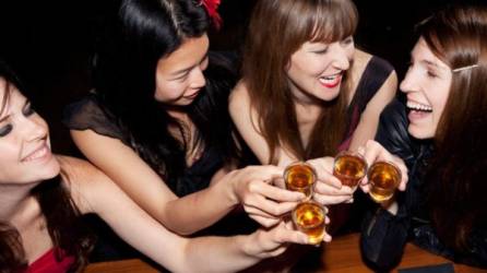 La ingesta de bebidas alcohólicas es una de la razones para que muchas mujeres sufran de abuso, según informe. Foto referencial.