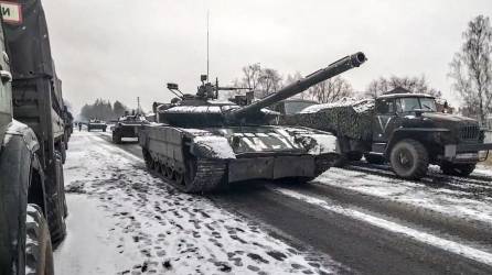 Una columna de vehículos militares rusos avanza hacia la capital ucraniana desde el norte haciendo temer el recrudecimiento de la ofensiva contra Kiev.