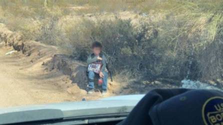 El menor de seis años de edad fue abandonado el desierto. Foto: Twitter/Archivo