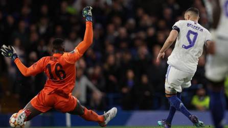 Karim Benzema le quitó el balón al portero Mendy del Chelsea y marcó su triplete. Foto AFP.