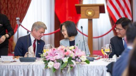 La presidenta taiwanesa Tsai Ing-wen junto al congresista estadounidense Michael McCaul durante una reunión en Taipéi.